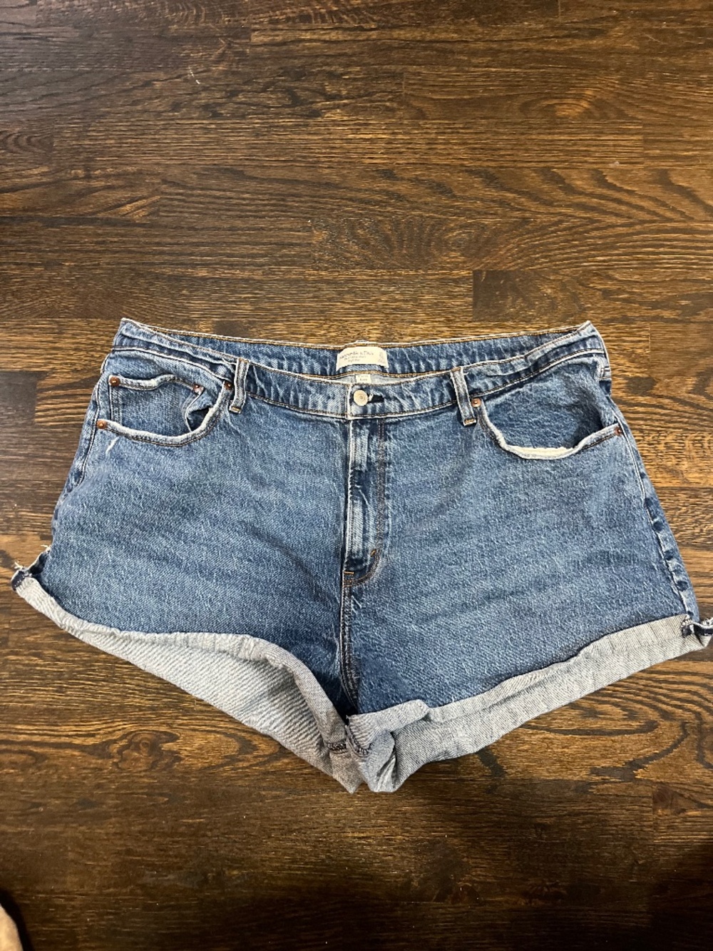Abercrombie and Fitch Curve Love the 4” Mom Short High Rise Denim Size 35/20